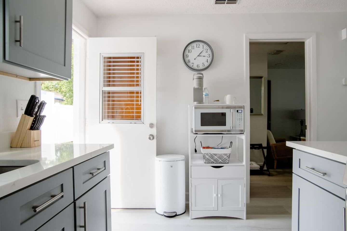 Walk Everywhere! 1-Bedroom Gem In Downtown Hub Нью-Порт-Ричи Экстерьер фото