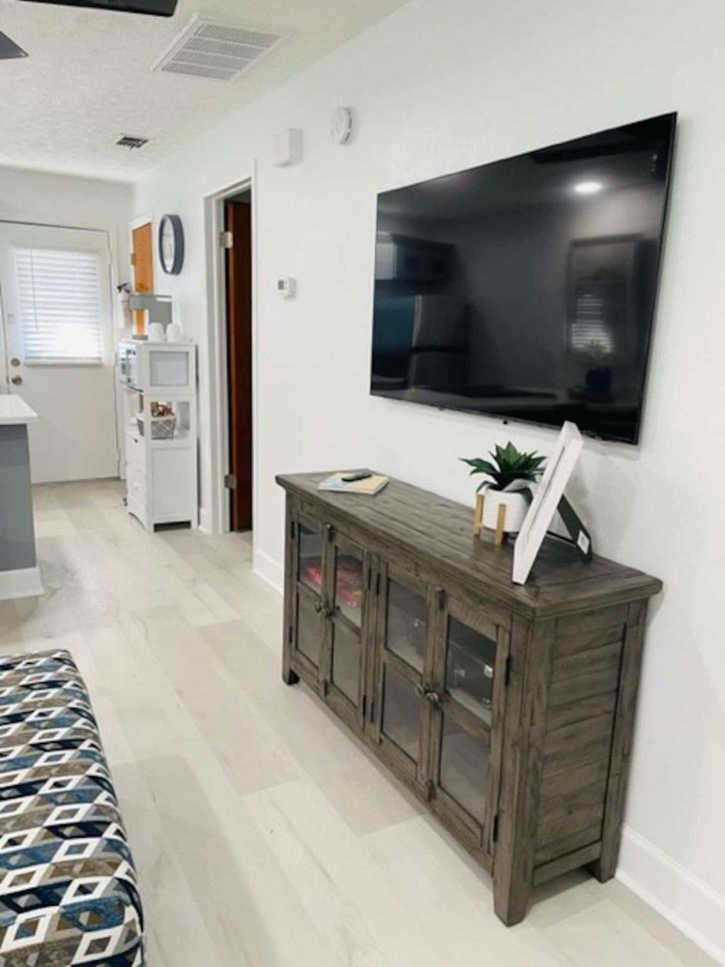 Walk Everywhere! 1-Bedroom Gem In Downtown Hub Нью-Порт-Ричи Экстерьер фото