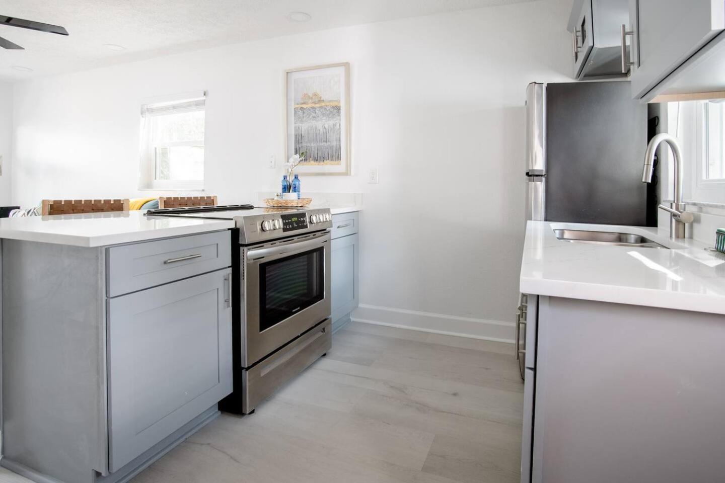 Walk Everywhere! 1-Bedroom Gem In Downtown Hub Нью-Порт-Ричи Экстерьер фото