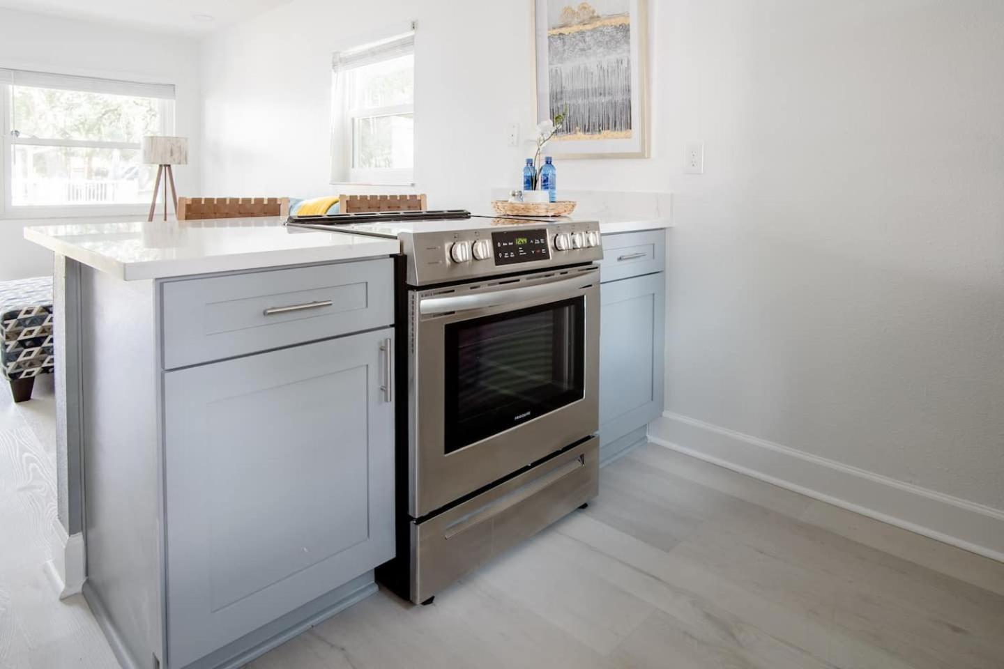 Walk Everywhere! 1-Bedroom Gem In Downtown Hub Нью-Порт-Ричи Экстерьер фото